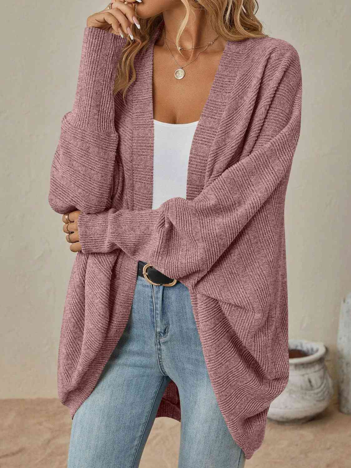 Lässige Strickjacke mit offener Vorderseite und weiten Schultern