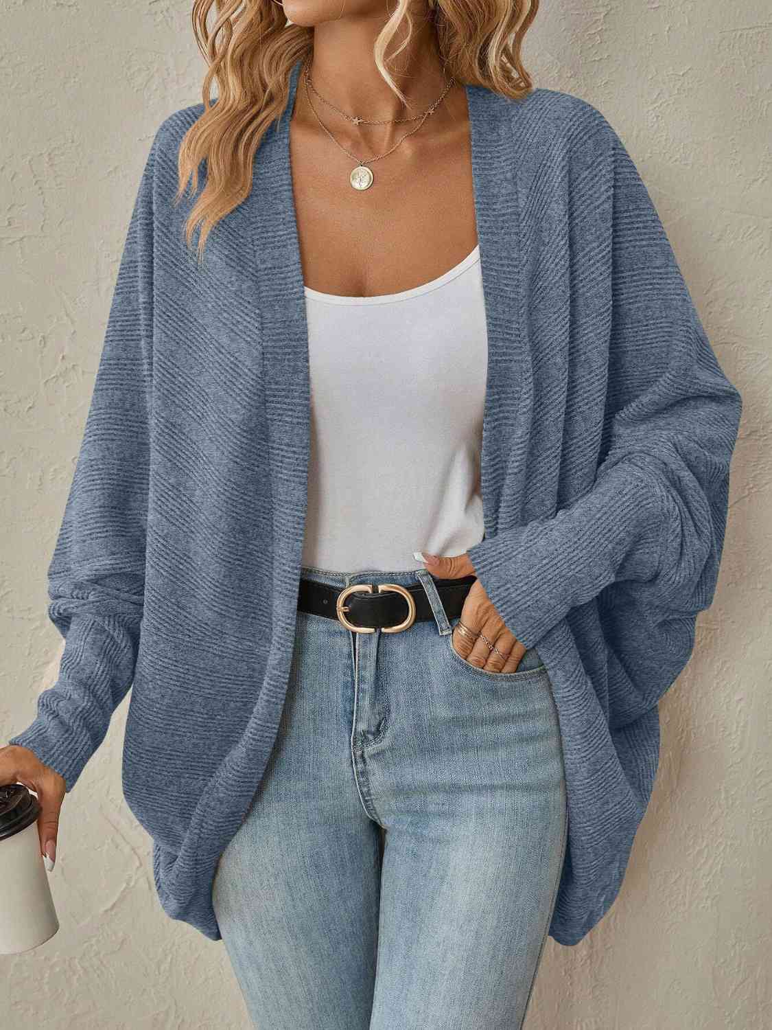 Lässige Strickjacke mit offener Vorderseite und weiten Schultern