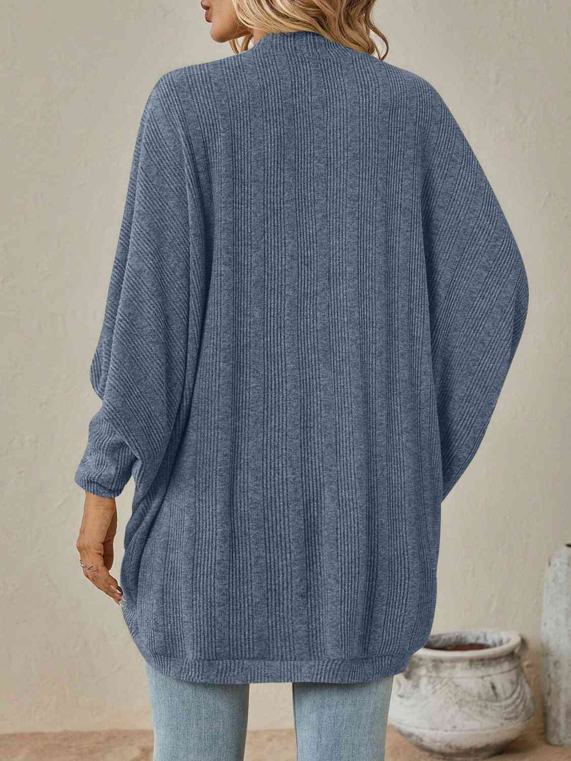 Lässige Strickjacke mit offener Vorderseite und weiten Schultern