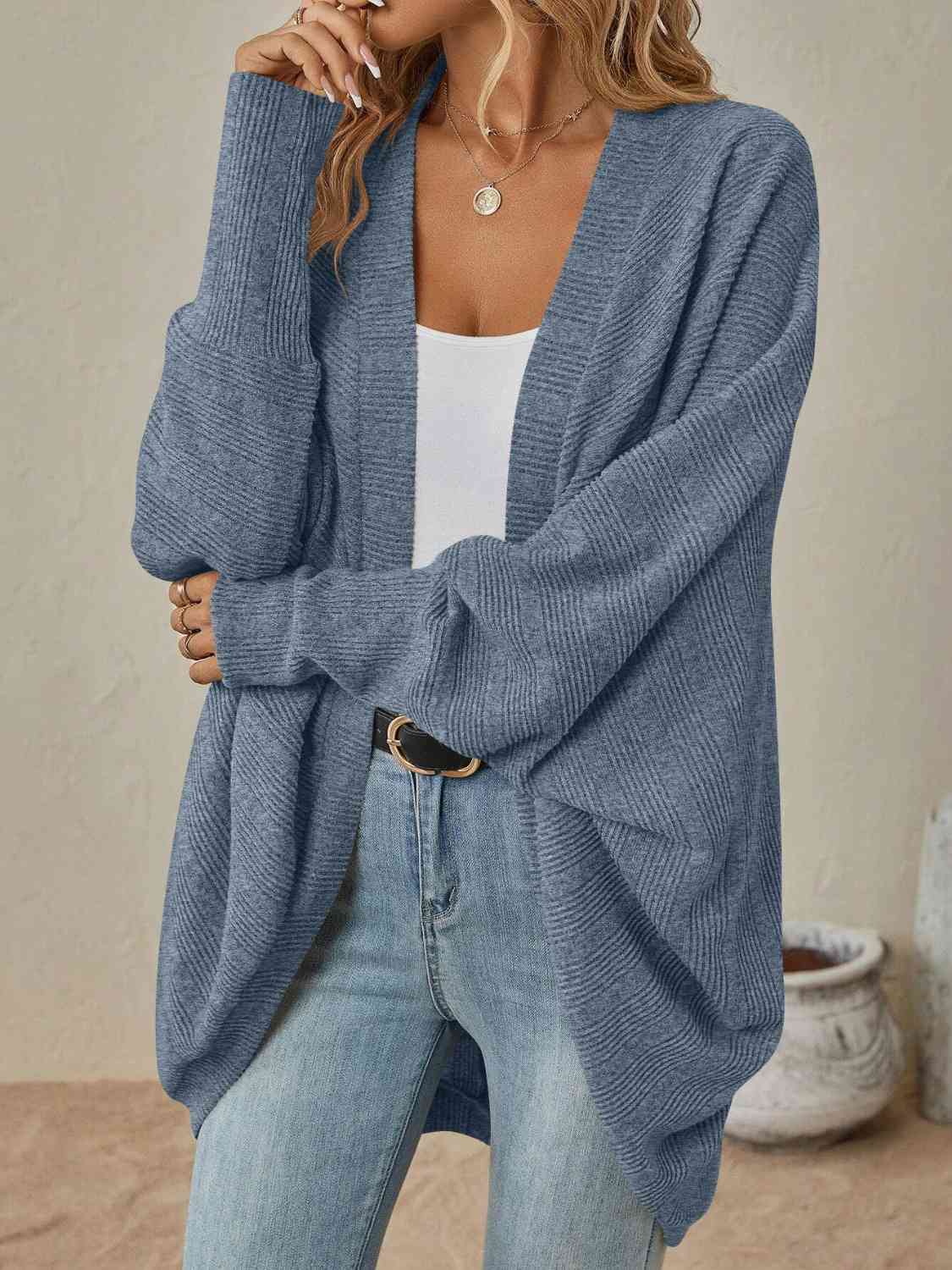 Lässige Strickjacke mit offener Vorderseite und weiten Schultern