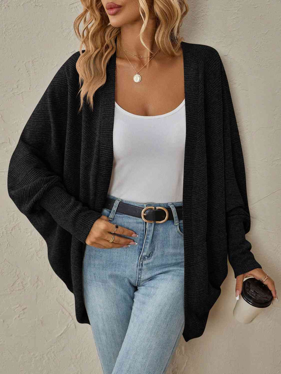 Lässige Strickjacke mit offener Vorderseite und weiten Schultern