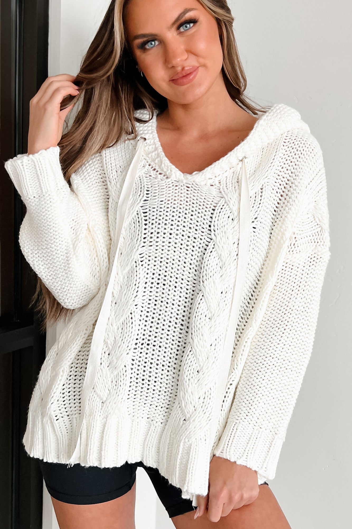 Damen-Hoodie mit Zopfstrickmuster – Eleganter Pullover in Elfenbein