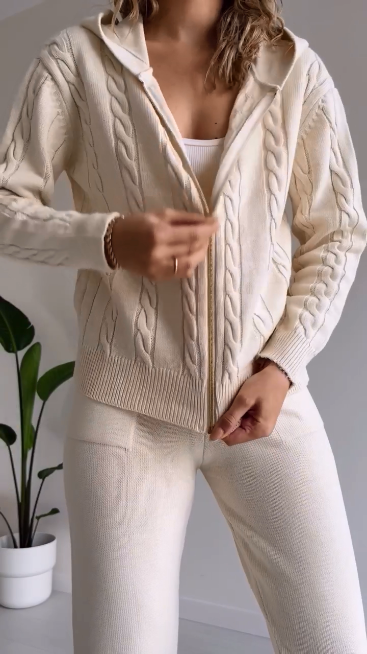Stilvolles Damen-Outfit: Cardigan und Twist-Sweater im Zweiteiler-Design