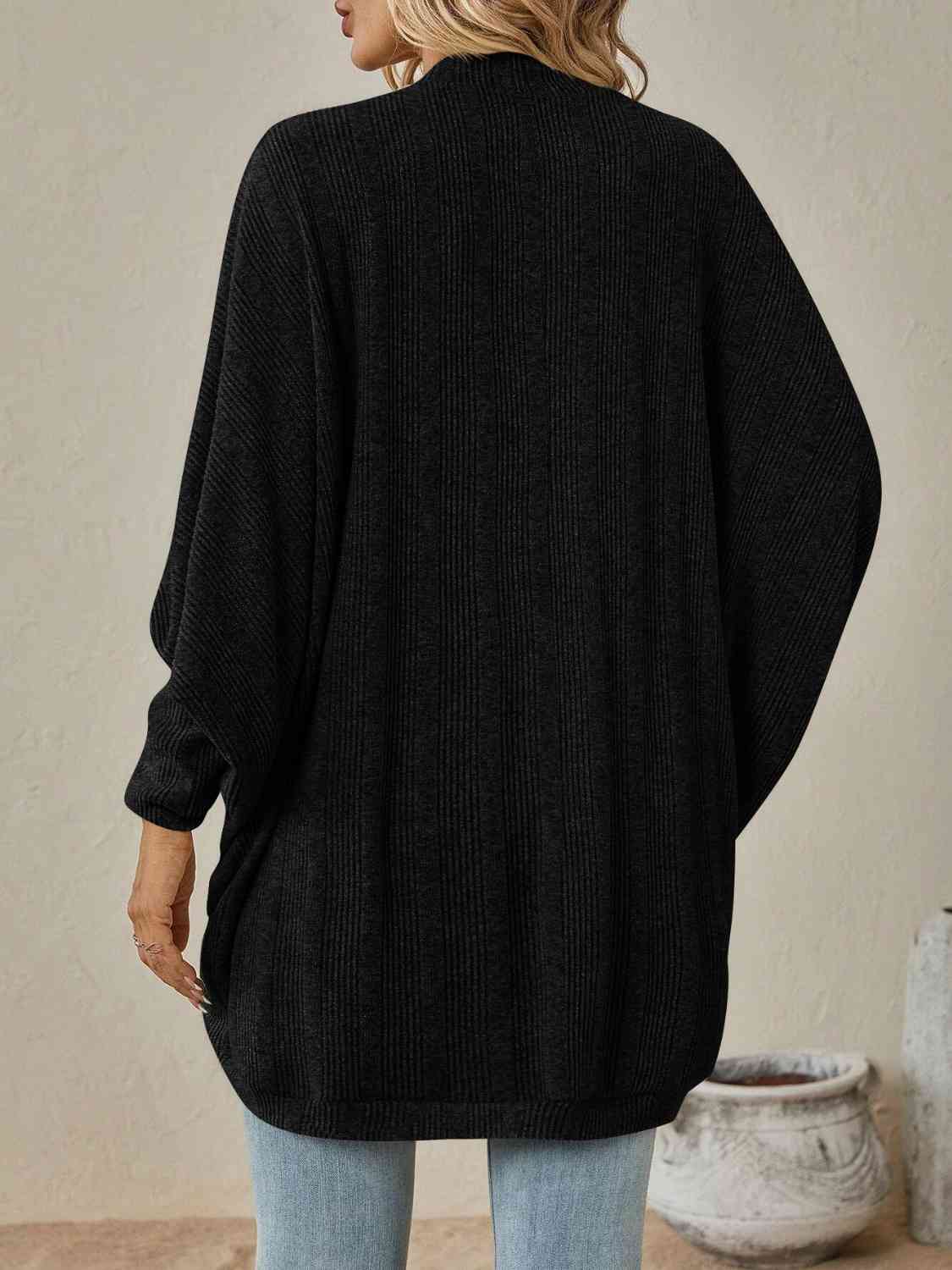 Lässige Strickjacke mit offener Vorderseite und weiten Schultern