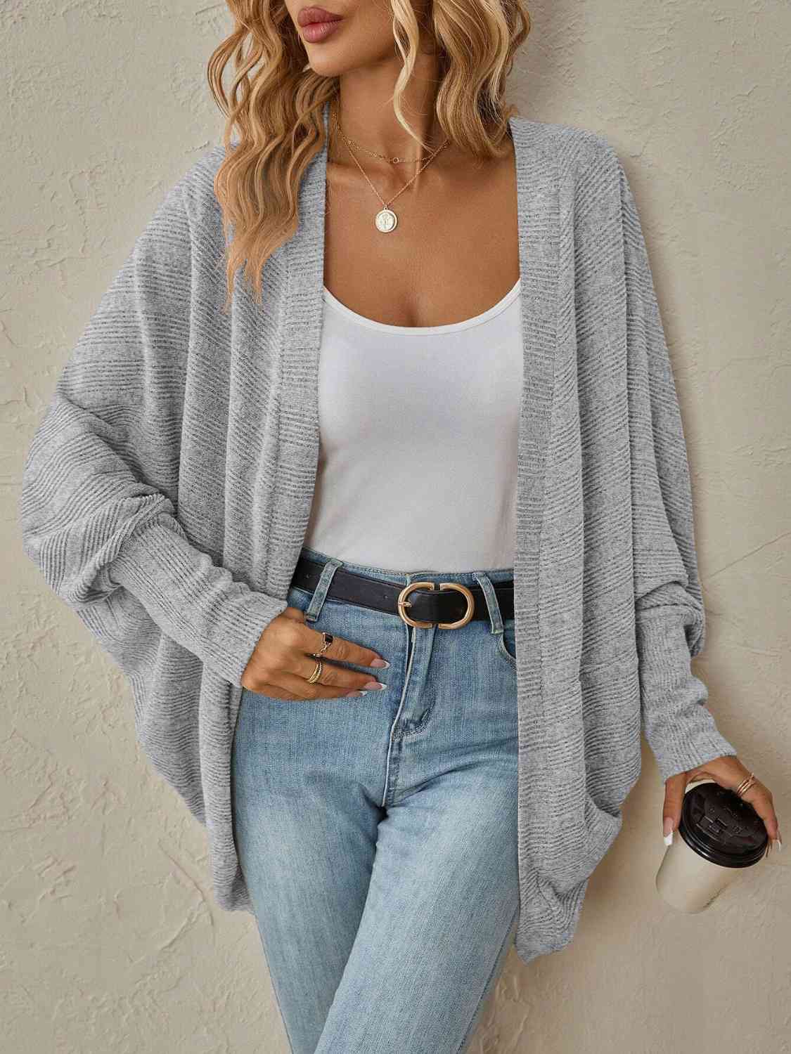 Lässige Strickjacke mit offener Vorderseite und weiten Schultern
