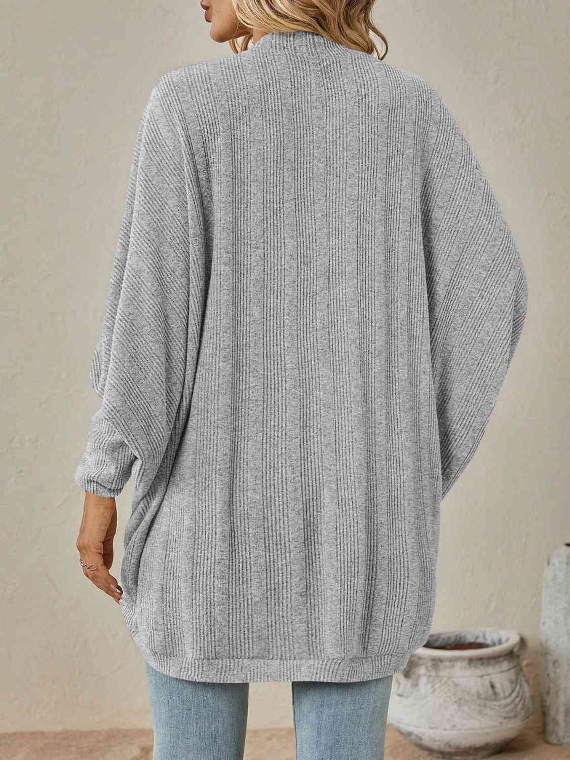 Lässige Strickjacke mit offener Vorderseite und weiten Schultern