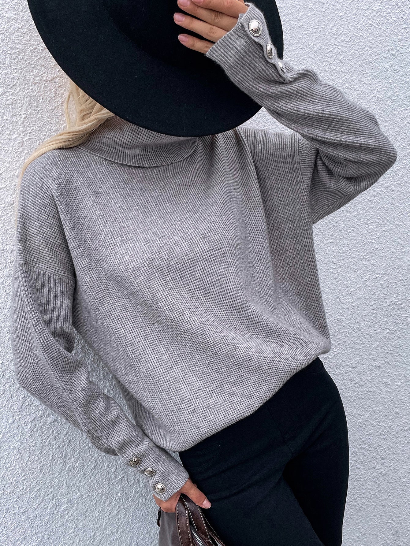 Stilvoller grauer Rollkragenpullover mit besonderen Ärmeldetails für moderne Frauen