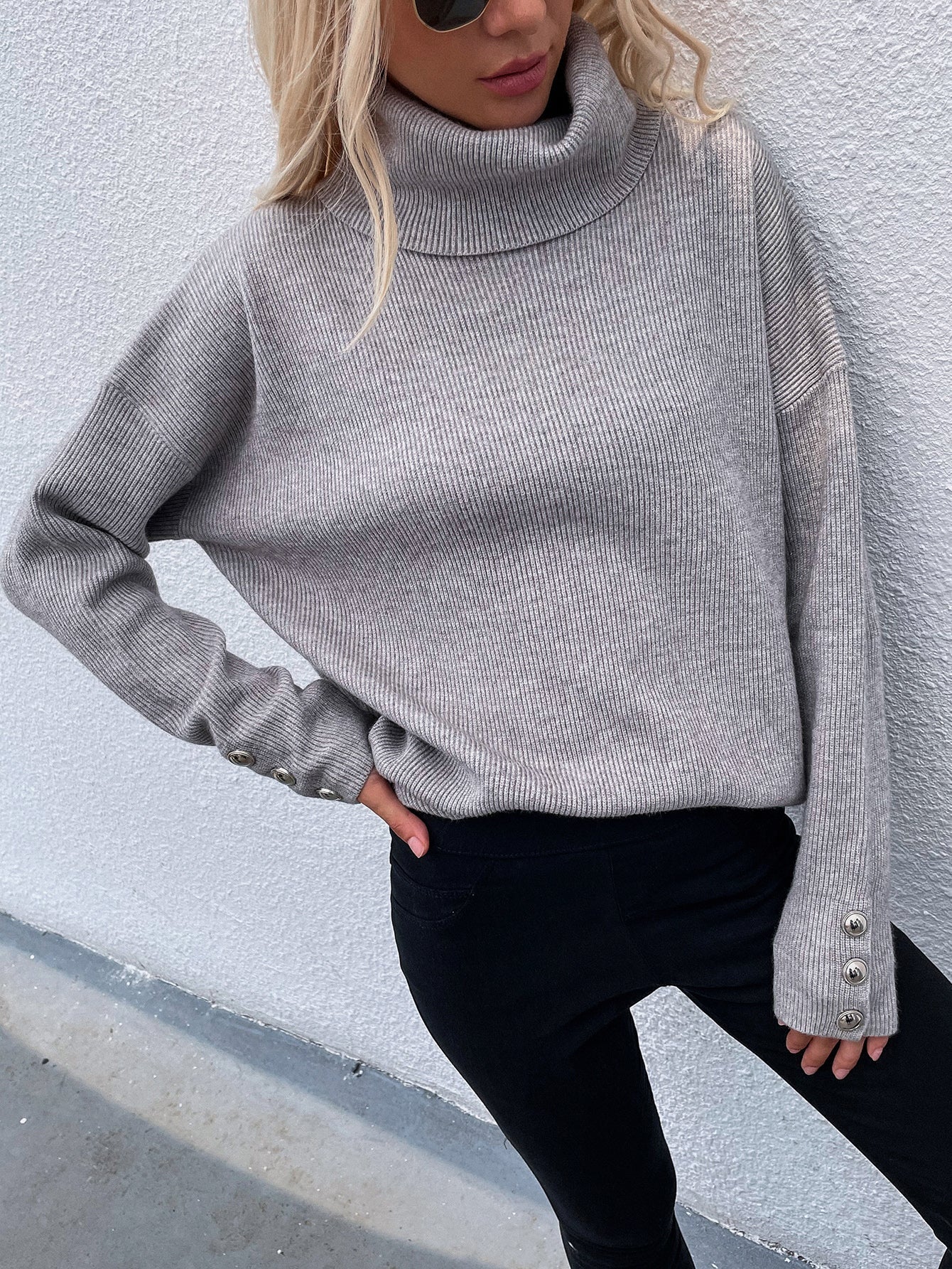 Stilvoller grauer Rollkragenpullover mit besonderen Ärmeldetails für moderne Frauen