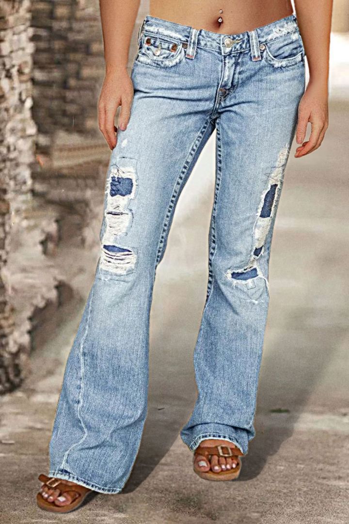 Low-Rise-Flare-Jeans mit zerrissener Pattentasche hinten