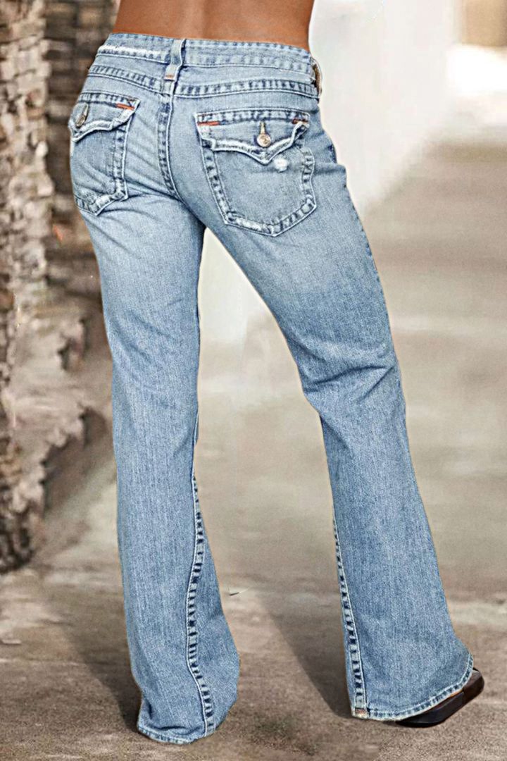 Low-Rise-Flare-Jeans mit zerrissener Pattentasche hinten