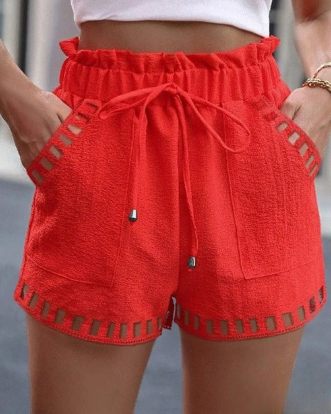 Shorts mit Kordelzug und Gürtel mit Durchbruchdetails