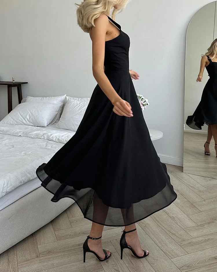 Elegantes einfarbiges Chiffonkleid mit eckigem Ausschnitt