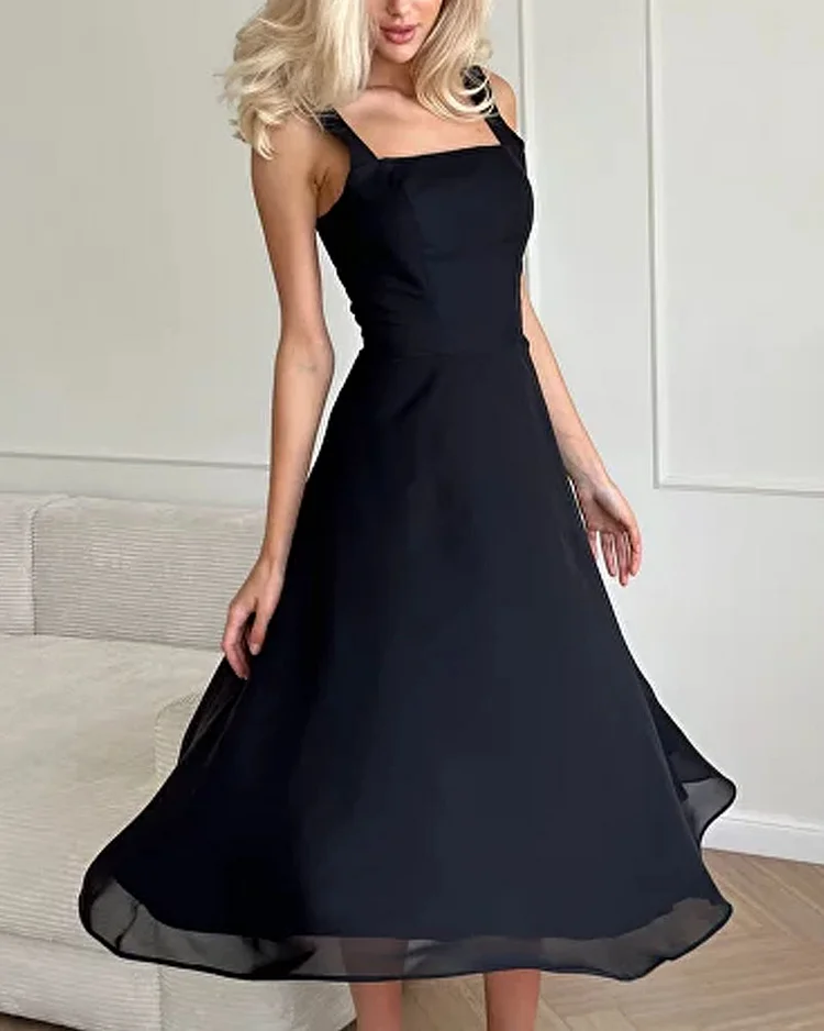 Elegantes einfarbiges Chiffonkleid mit eckigem Ausschnitt