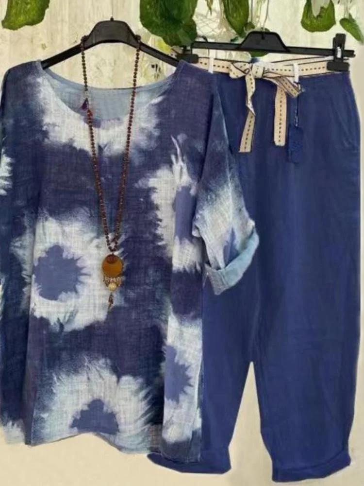 Zweiteiliges Set aus blau bedrucktem Oberteil und Hose