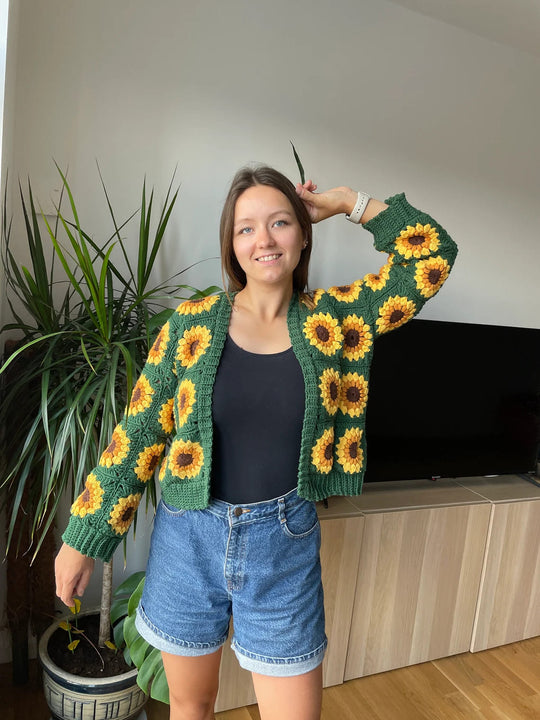 Strickjacke mit Sonnenblumen-Häkelmuster