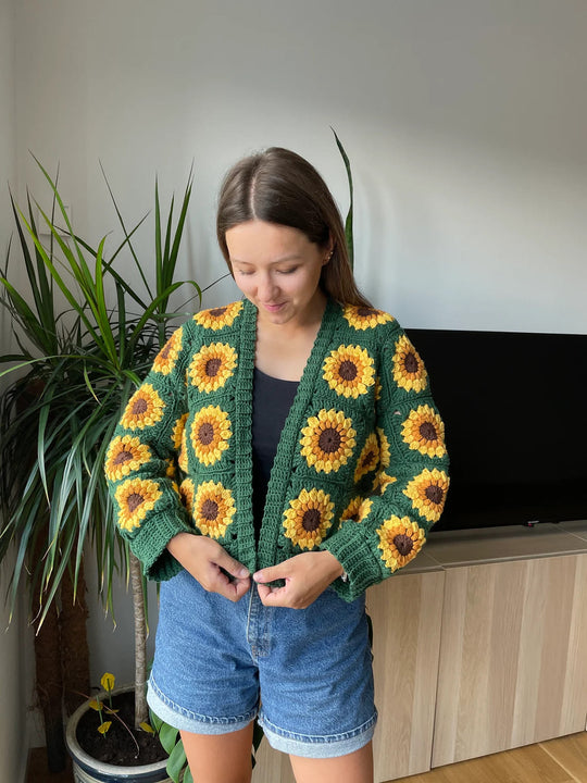 Strickjacke mit Sonnenblumen-Häkelmuster