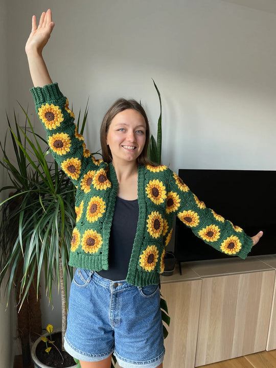 Strickjacke mit Sonnenblumen-Häkelmuster