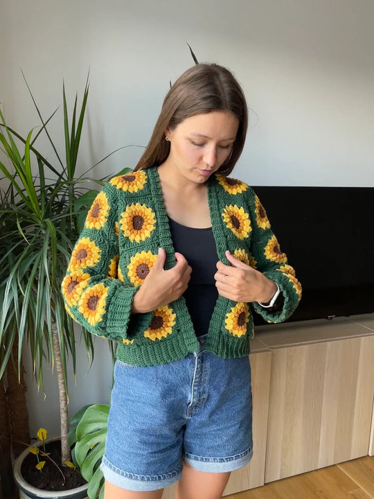 Strickjacke mit Sonnenblumen-Häkelmuster