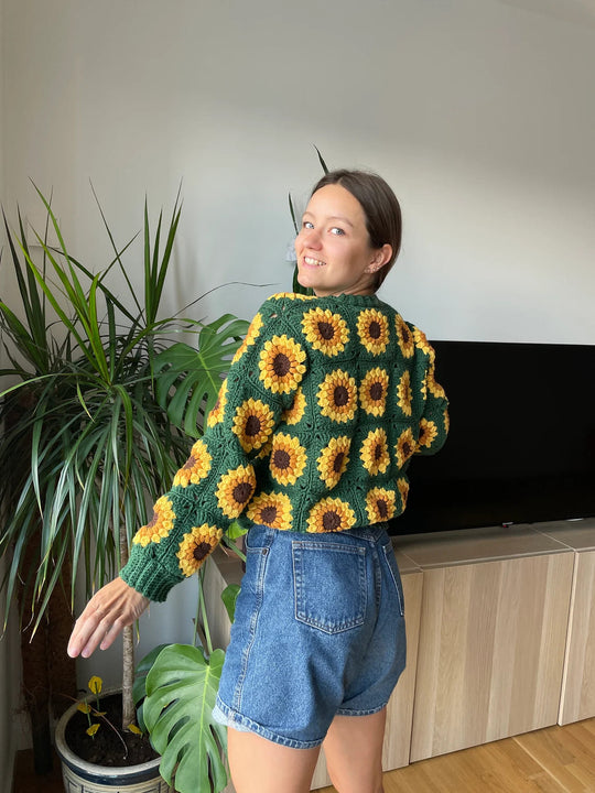 Strickjacke mit Sonnenblumen-Häkelmuster