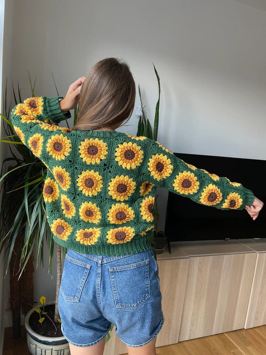 Strickjacke mit Sonnenblumen-Häkelmuster