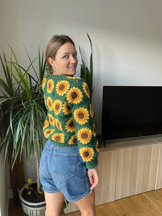 Strickjacke mit Sonnenblumen-Häkelmuster